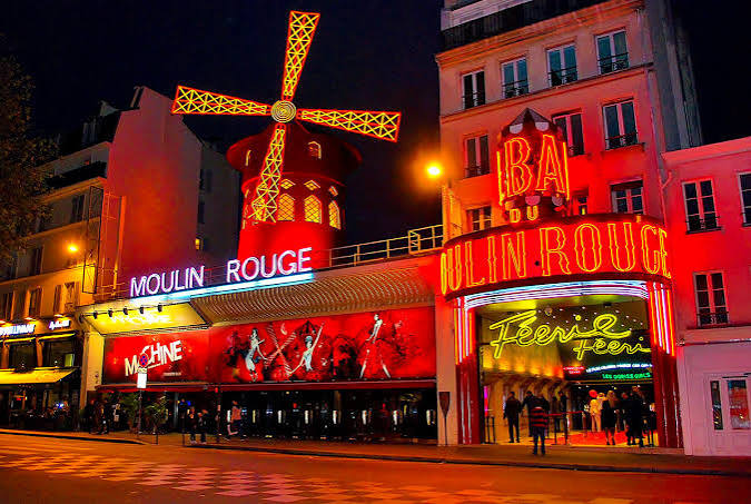 Moulin Rouge, parada do tour em Montmartre